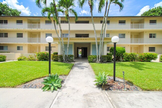 Building Photo - ***SEASONAL RENTAL***NORTH NAPLES***FULLY FURNISHED***TURN KEY***CLOSE TO EVERYTHING***GREAT LOCA...