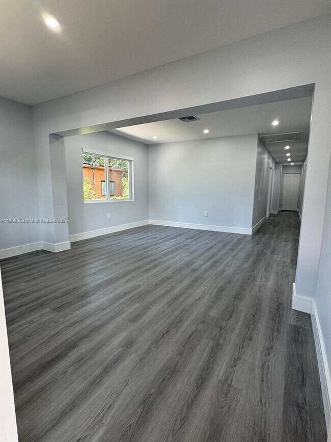 Foto del edificio - 1230 NW 70th St