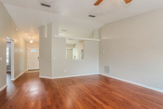 Foto del edificio - 8256 Teaticket Dr