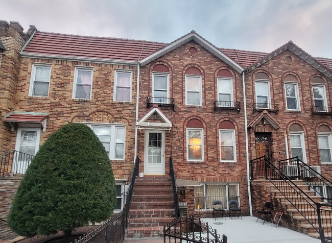 Building Photo - 2037 Coyle St