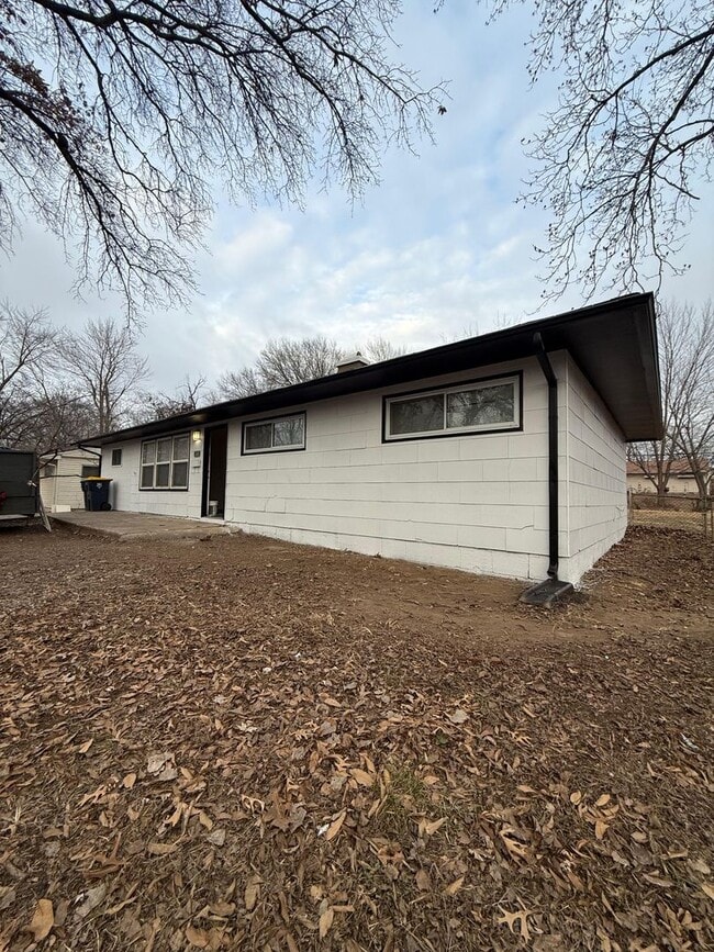 Building Photo - 11015 Cambridge Ave