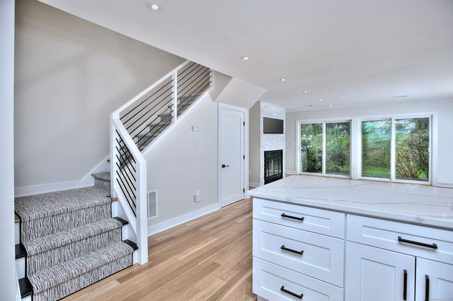 Building Photo - 18 Strathmore Ln