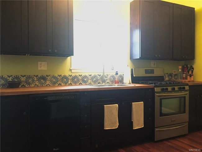 Building Photo - 496 W Ferry St