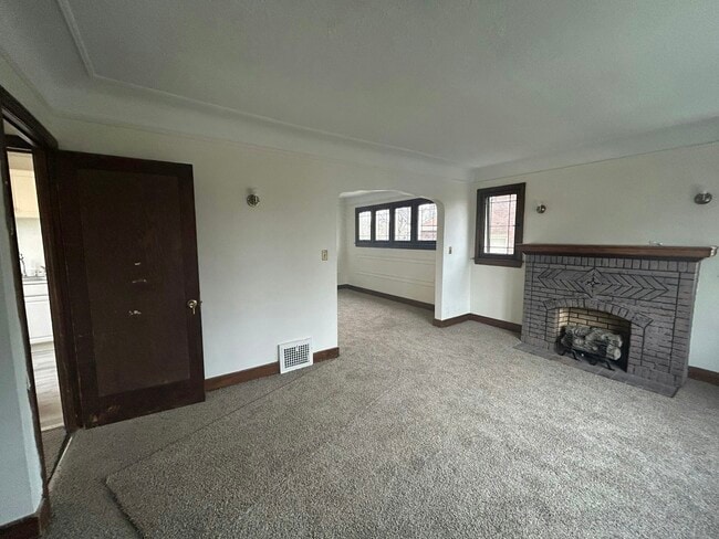 Building Photo - 4401 Buckingham