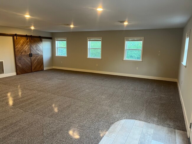 Building Photo - 423 Hickory Dr