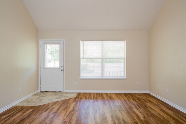 Building Photo - UPDATED - 3 BEDROOM / 2 BATH TAHITIAN VILL...