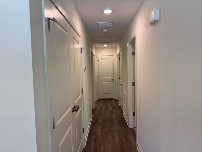 Foto del edificio - 204 Iris Ln