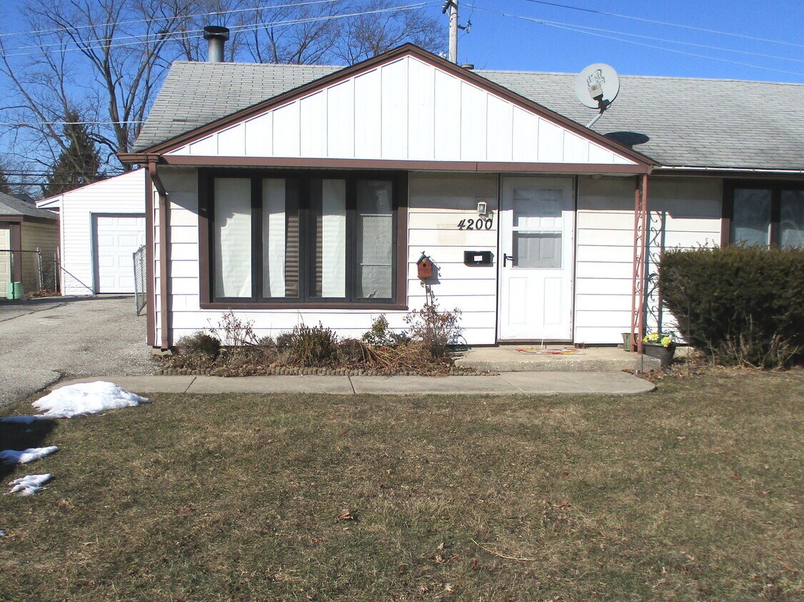 Primary Photo - 4200 W 90th Pl