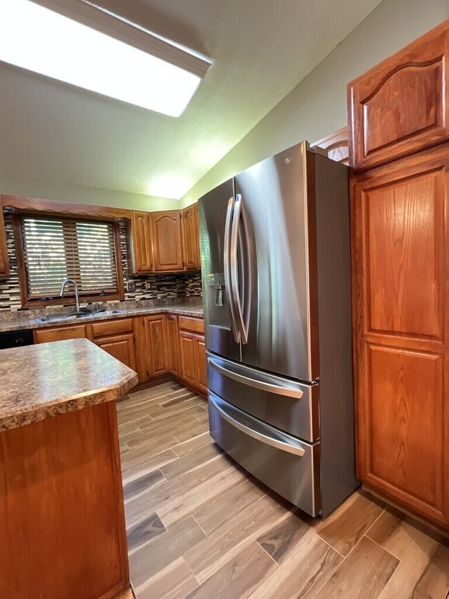 Foto del edificio - 4563 Camelot Dr