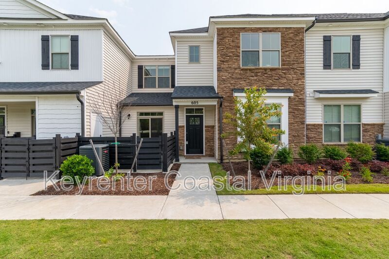Primary Photo - 605 Kathy Ann Way W