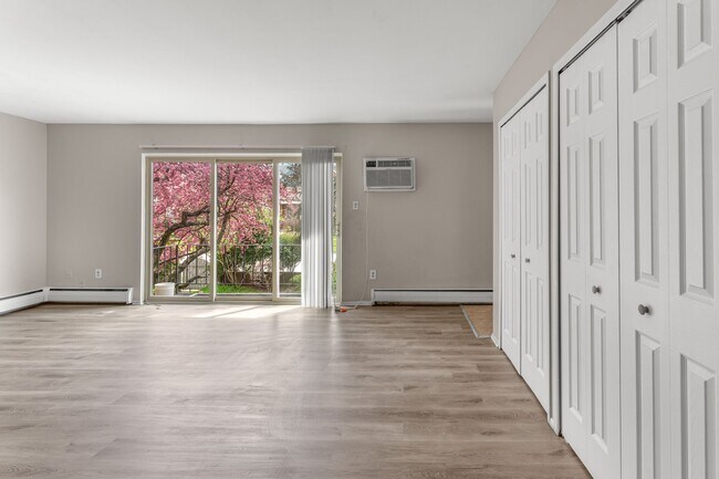 Foto del edificio - 2655 E Maple Rd
