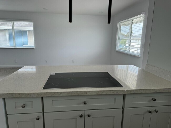 Building Photo - NEW Hardwood Floors - 2 Bed 1 Bath