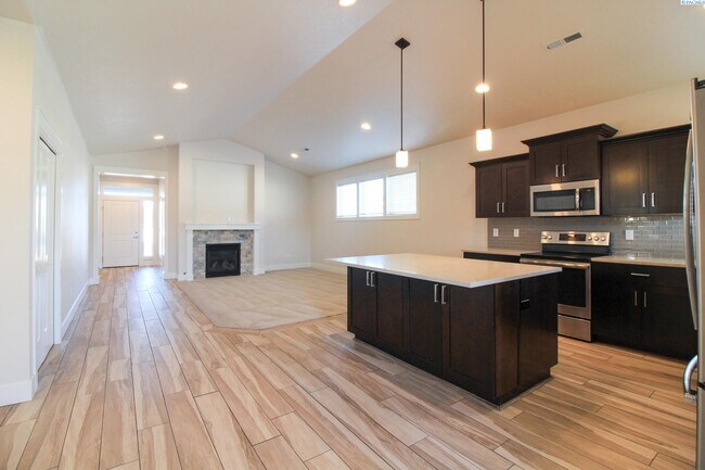 Foto del edificio - 3 Bed/2 Bath Home in South Kennewick