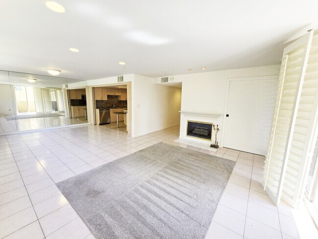Foto del edificio - 2420 Torrey Pines Rd