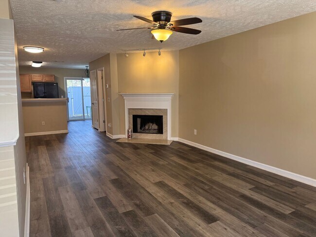 Foto del edificio - 2BR Townhome in Shadow Glen