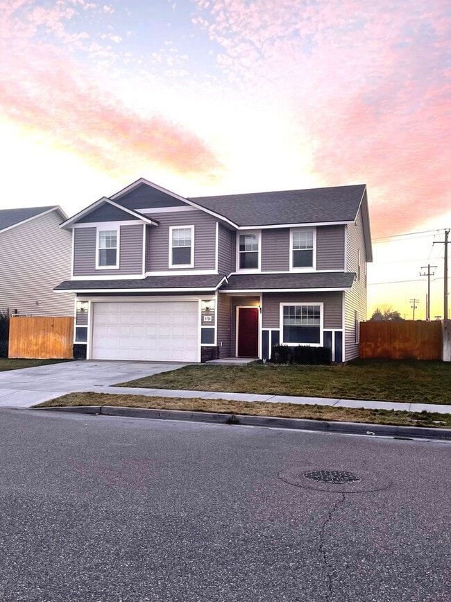 Foto del edificio - Charming Very Spacious 2-Story Home for Rent in Pasco, WA – Ideal Location Off Road 68!