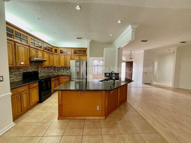 Foto del edificio - 2127 Forest Gate Dr W