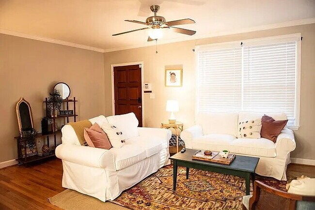 Foto del edificio - Fully Furnished 4BR Bungalow in Prime Forest Dr Location