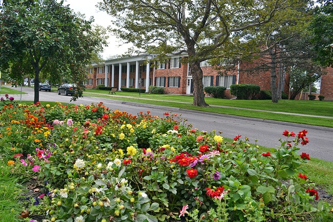 Building Photo - Green Acres - Saginaw, MI