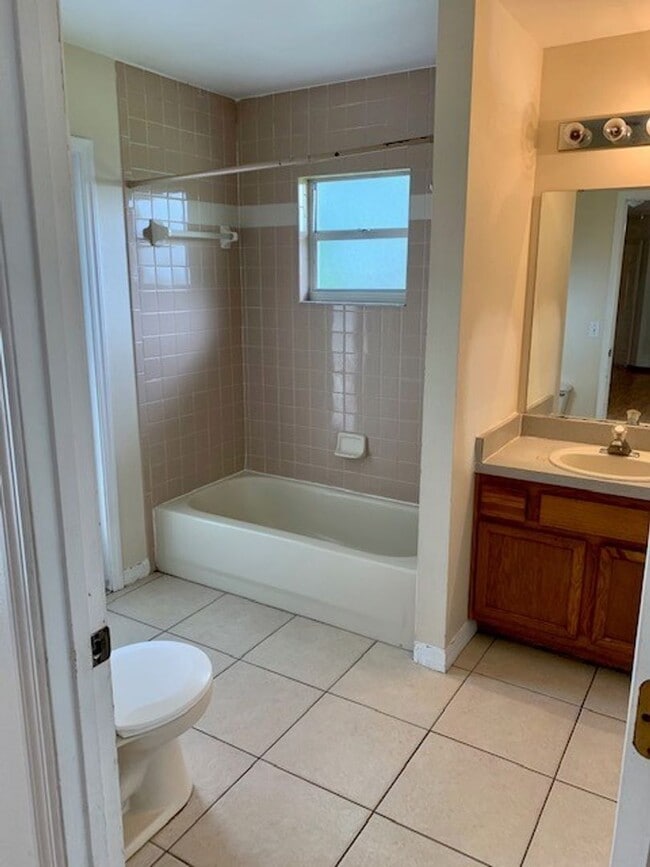 Foto del edificio - Available NOW! NEW FLOORS AND PAINT! Lovely 3/2 in Poinciana! HUGE fenced yard and NO CARPET!