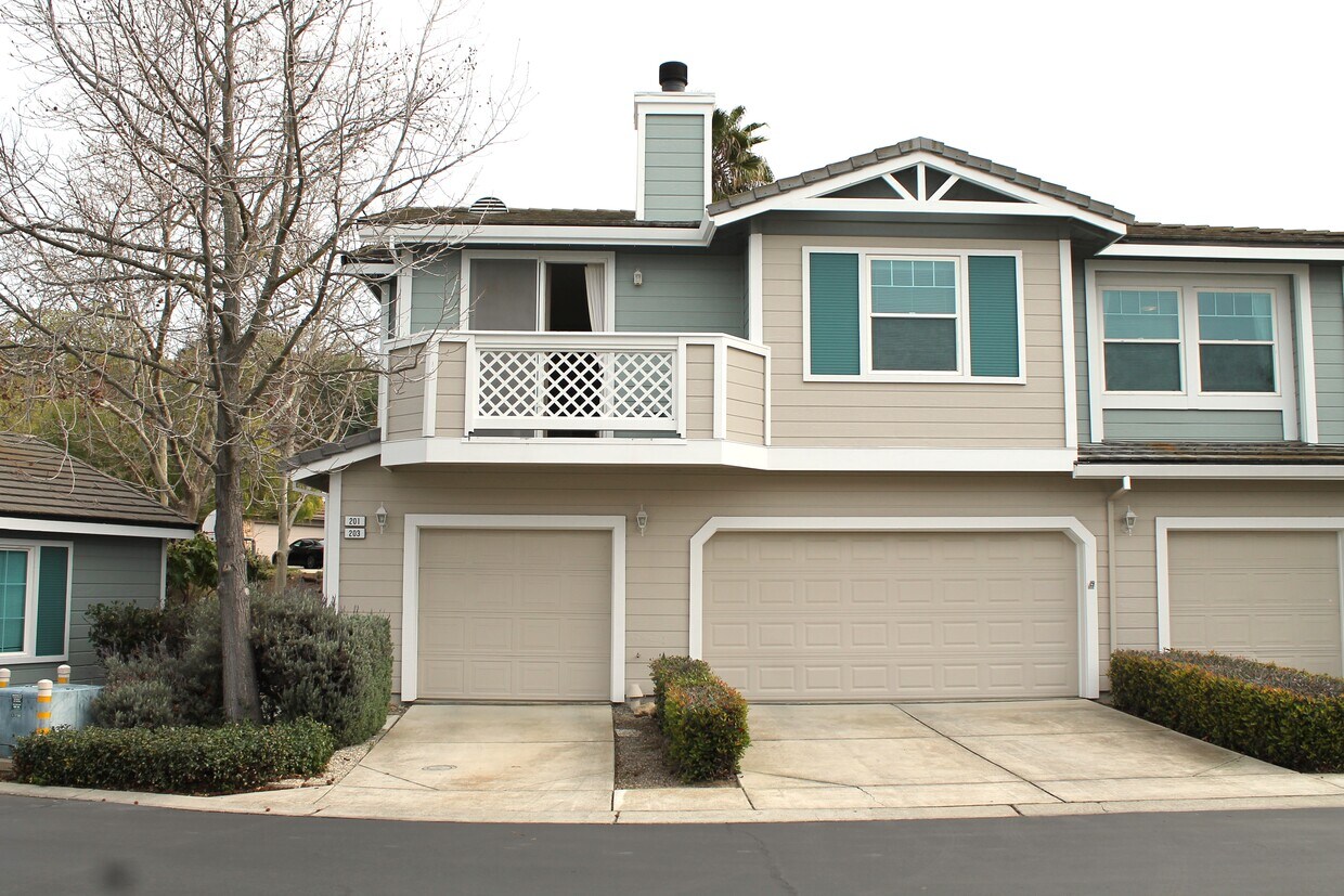 Primary Photo - 203 Condor Pl