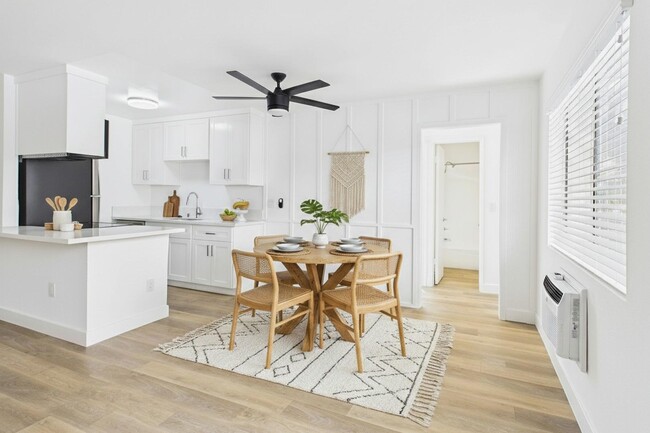 Building Photo - Villa La Paloma