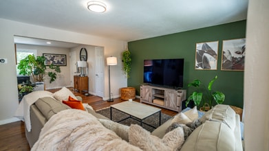 Building Photo - 480 Troy St