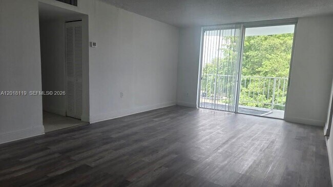 Foto del edificio - 492 NW 165th St
