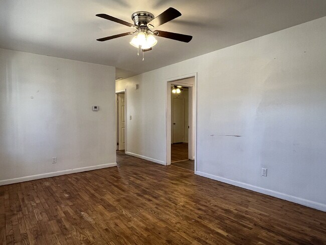 Foto del edificio - 4-Bedroom Home with Spacious Fenced Yard