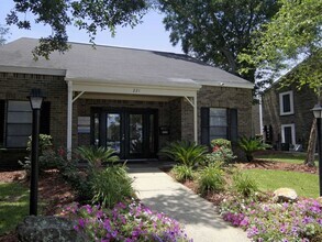 Building Photo - Edgewater Pointe