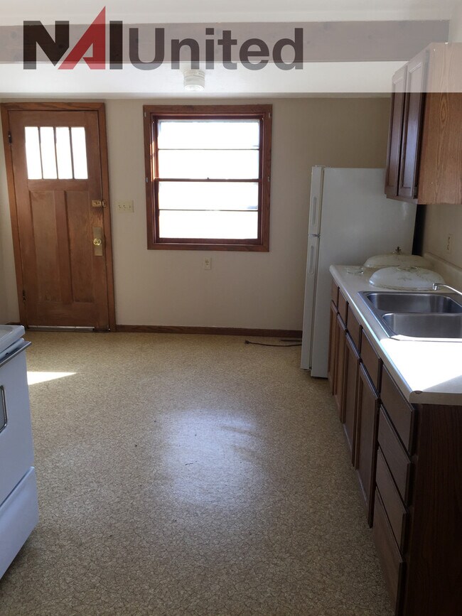 Building Photo - 2 bedroom 1 bath, fenced yard, house for r...