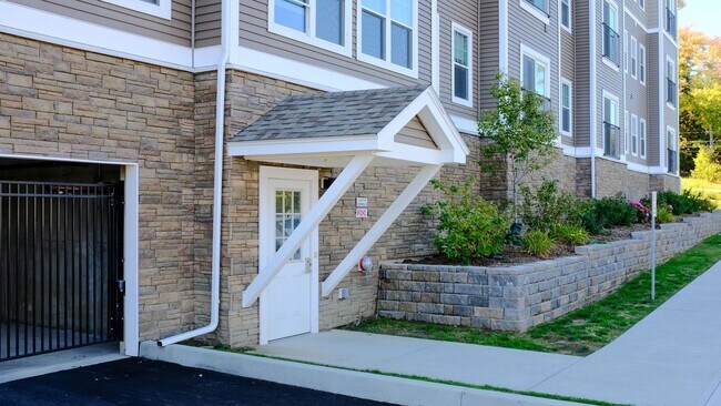 Foto del edificio - 2 bed, 1 bath townhouse style apartment with washer & dryer provided - 1 month free rent (45 Grif...