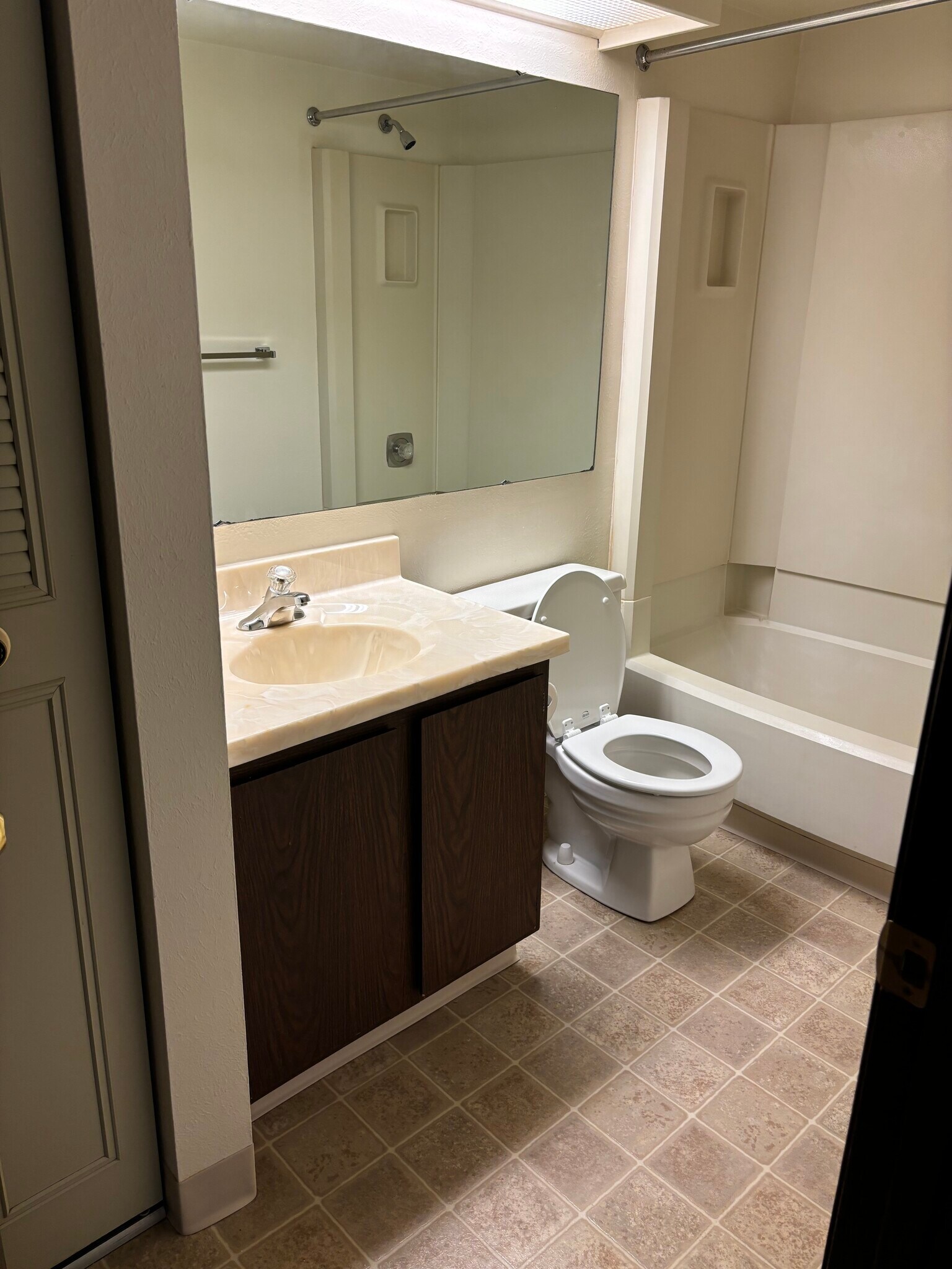 Lake View Shores Apartments – Classic Two Bedroom