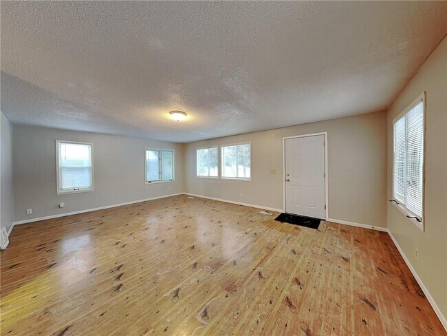 Foto del edificio - 1856 Clear Ave E