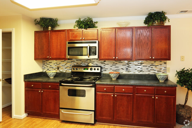 Kitchen - Brenneman Farm Apartments