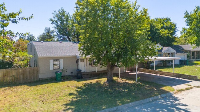 Foto del edificio - Spacious 4-Bedroom Home with Easy Access t...