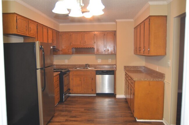 Foto del edificio - Three Bedroom Now Available