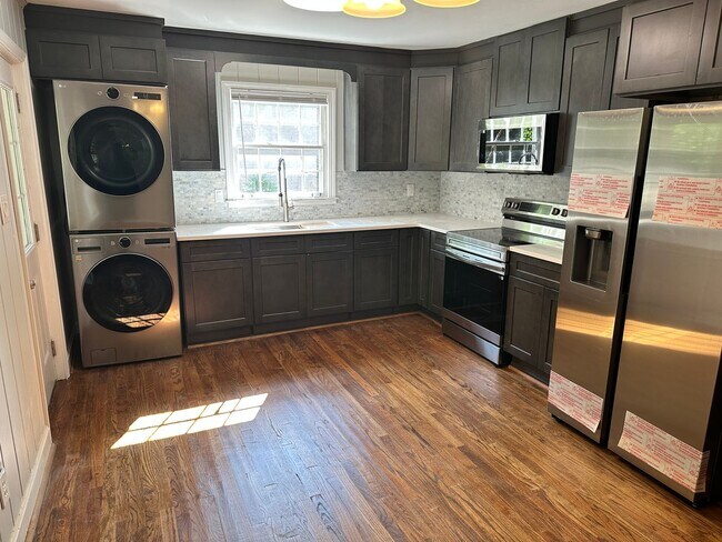 Building Photo - Beautifully Remodeled Three Bedroom Home!!