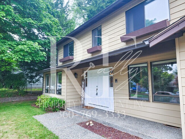 Building Photo - Spacious 5-Bedroom With Entertainer's Yard