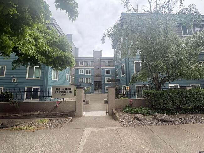 Foto del edificio - Bright, Modern 1BR Near Hospitals, SU & Transit in secure building with garage parking and a Walk...