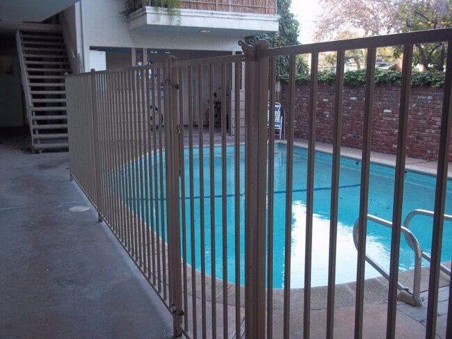 Foto del edificio - 5929 Laurel Canyon Blvd