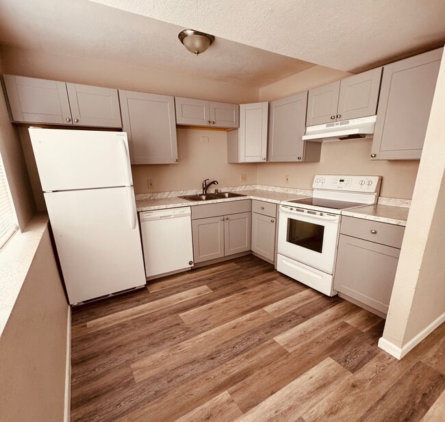 Building Photo - 3310 Cochran Dr