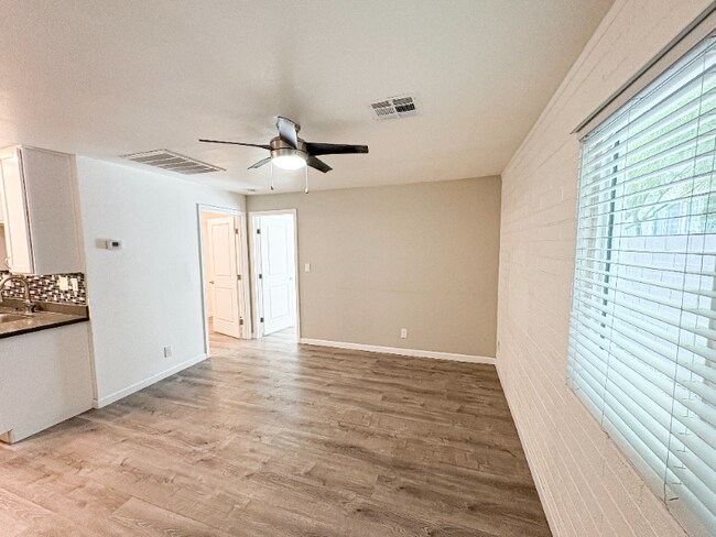 Foto del edificio - 2737 E Glenrosa Ave