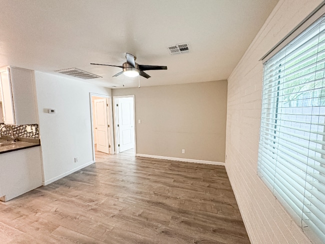 Building Photo - 2737 E Glenrosa Ave