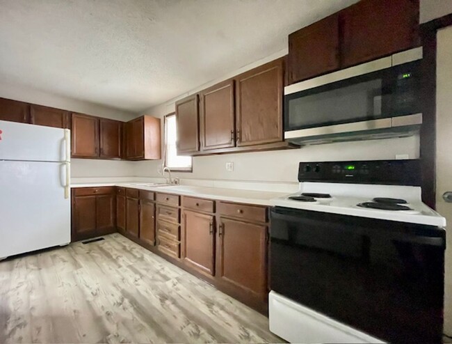 Building Photo - CONVENIENT 1 Bedroom Available!