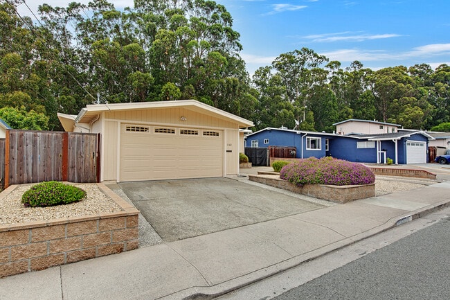 Building Photo - 1163 Crespi Dr