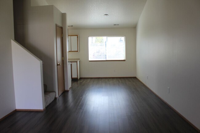 Foto del edificio - 4 bedroom 2 bath family home in quiet Scappoose neighborhood