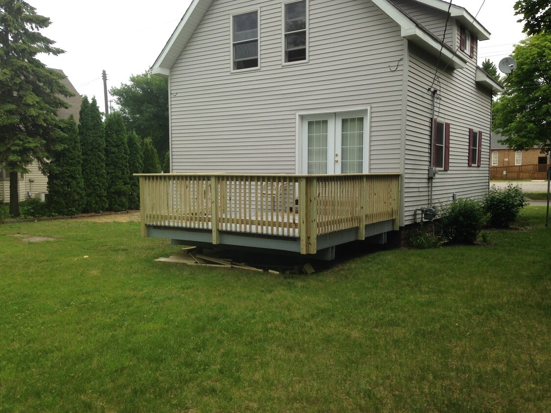 Private deck! - 816 E Grove St