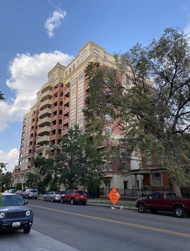 Foto del edificio - "Chic Urban Retreat: Stylish 1-Bed Condo with Hardwood Floors in the Heart of Denver!"