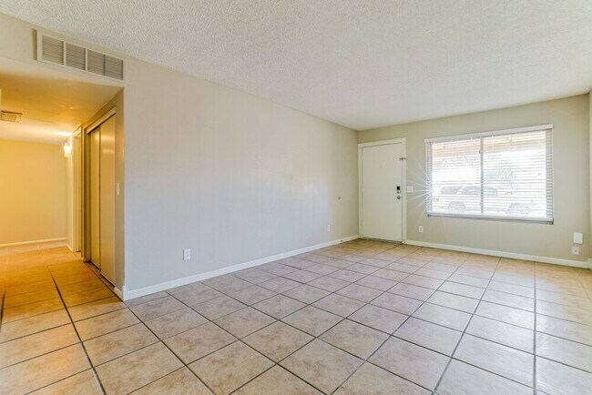 Foto del edificio - 562 W Highland St